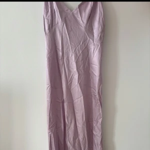 Ljuslila långklänning  - Supersnygg långklänning i ljuslila från H&M. Aldrig använd, köpt för längesedan! 💜💜 jättefin nu till sommaren!
