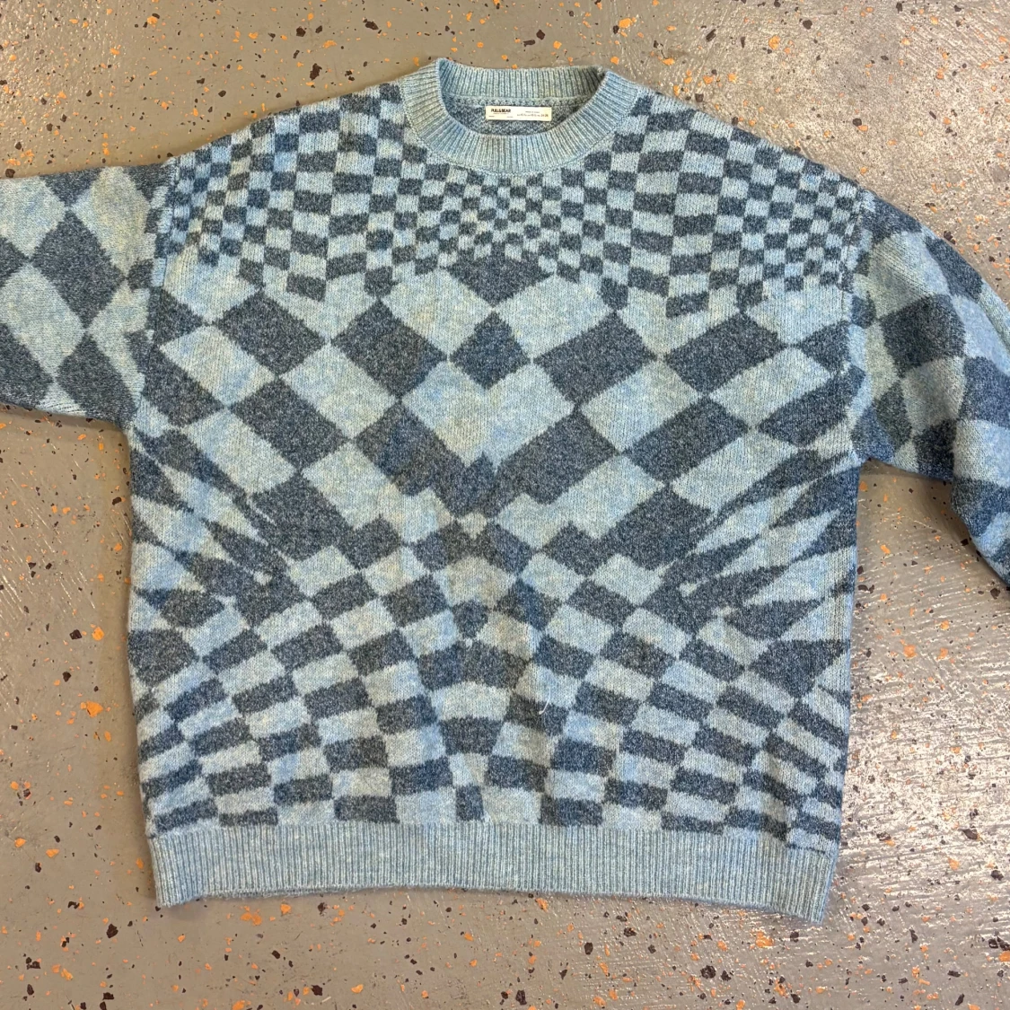 Blågrå stickad tröja med rutigt mönster