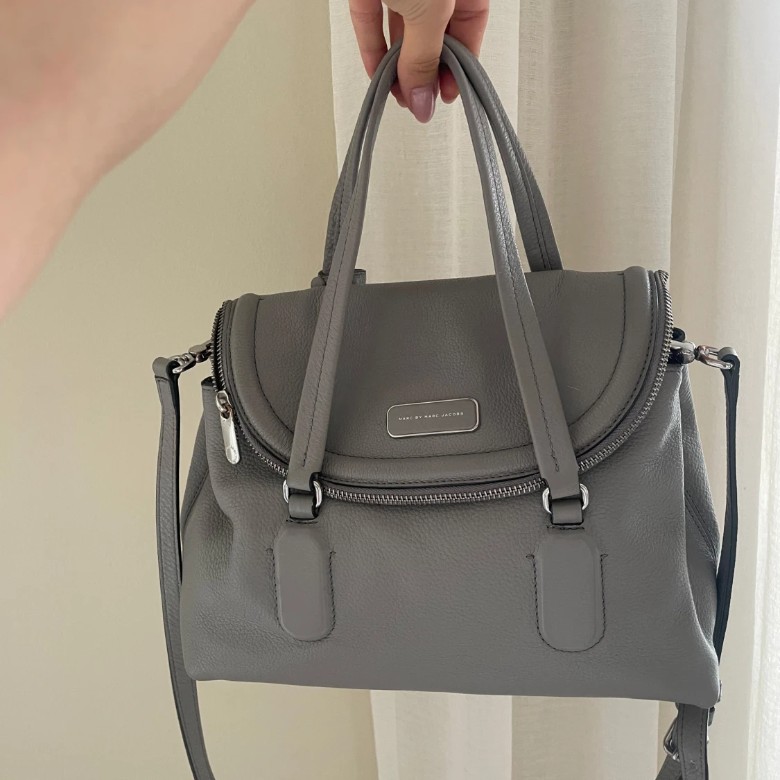 Grå handväska från Marc Jacobs - 1