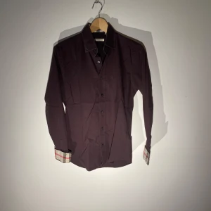 Burberry skjorta  - Hej! Säljer nu min skjorta från märket Burberry , storlek M bra skick, givetvis äkta. Tveka inte på att höra av dig om du har frågor eller funderingar kring skjortan!