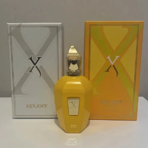 Xerjoff Erba Gold Parfym 100ml - Lyxig parfym från Xerjoff, Erba Gold, i en unik gul flaska med guldfärgat lock och detaljer. Flaskan har en elegant, multifasetterad form och levereras i exklusiv förpackning med färgstark insida. Perfekt för dig som gillar statement-dofter och snygg design.