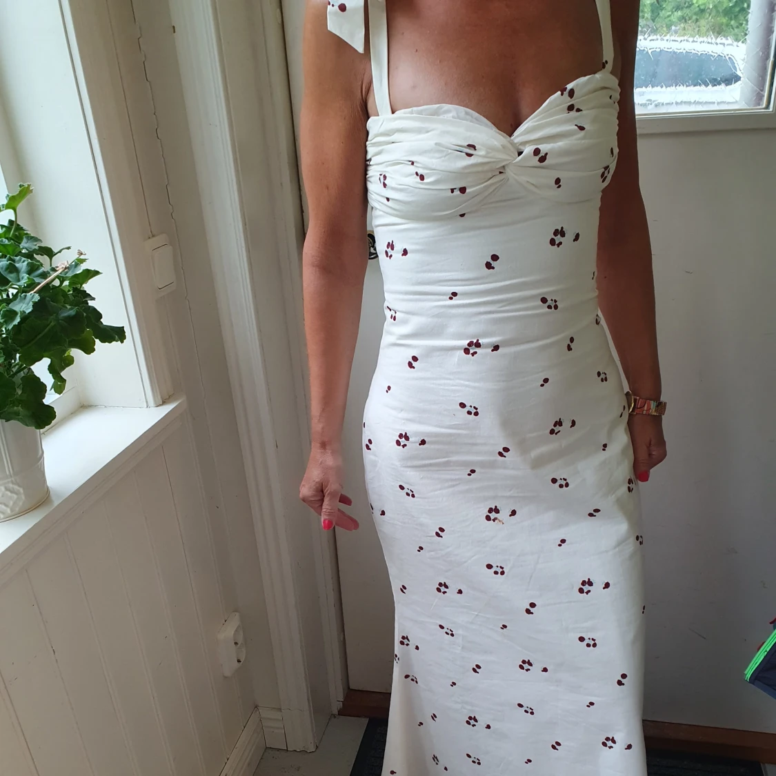 Adoore Belgatto midiklänning med smala axelband