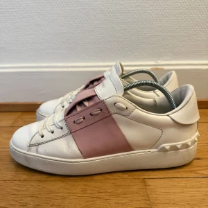 Valentino open sneakers - Säljer nu dessa fina valentino open skor | Storlek 38,5 | Väldigt fint skick | Kvitto ingår som intygar äktheten | Hör gärna av er vid frågor eller funderingar 😊