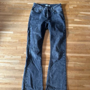 Bootcut jeans från Perfect Jeans/ Gina  - Snygga svarta bootcut jeans från Perfect Jeans med klassisk femficksdesign och normal passform. Jeansen har en mörk tvätt och är tillverkade i stretchigt denim för extra komfort. Perfekta för dig som gillar en tidlös look med lite utsvängda ben.