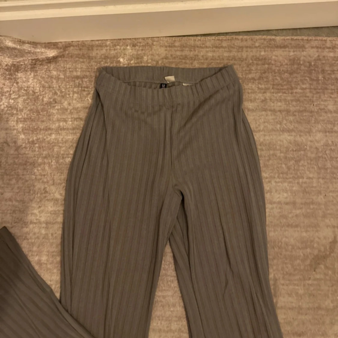 Grå ribbade bootcut byxor - 2