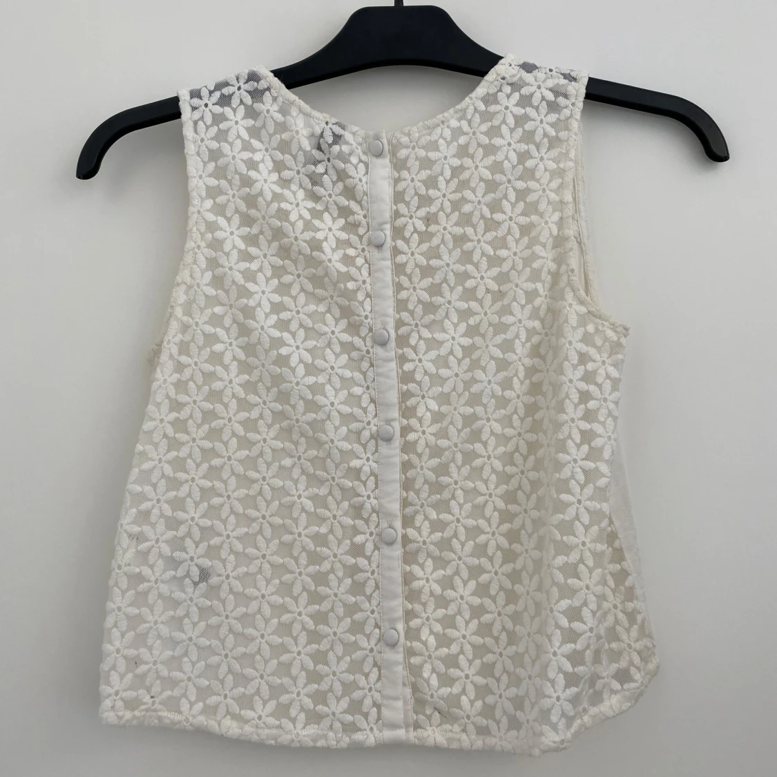 Vit blommig ärmlös topp H&M. Stl 34 - 1