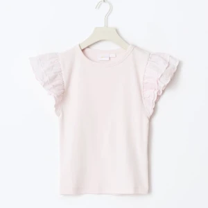 Ljusrosa topp med volangärmar - Supersöt ljusrosa topp med korta volangärmar i broderad bomull. Toppen har rund halsringning och är figurnära i modellen. Perfekt att styla med jeans för en chill look. Volangdetaljerna ger en extra touch av romantisk vibe. !Har endast testat den! Pris går alltid att diskuteras! Köpte den för 190kr