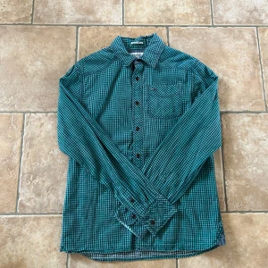 Tommy Hilfiger skjorta  - En snygg skjorta i bra skick utan några som helst anmärkningar. Hör av er vid ytterligare frågor annars fritt fram att köpa!                               (Postar inom 24h)