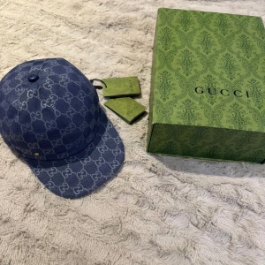 Gucci keps - Säljer denna sjukt snygga Gucci kepsen i färgen blå och storlek M, går att justera där bak. Kepsen är helt ny och oanvänd, låda, påse och tags följer med.              Priset kan diskuteras vid snabbaffär