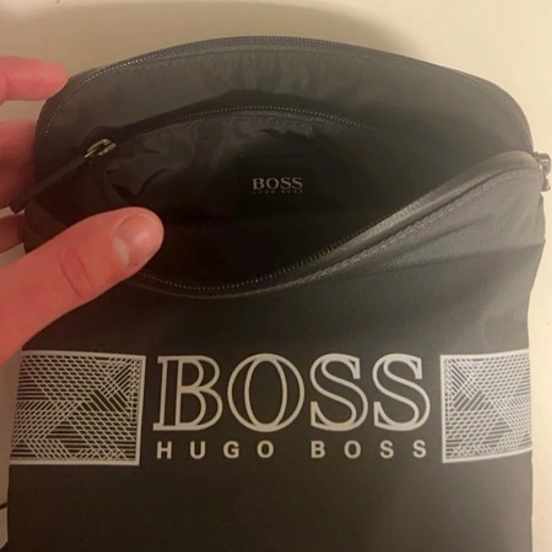 Svart axelväska från Hugo Boss - 2