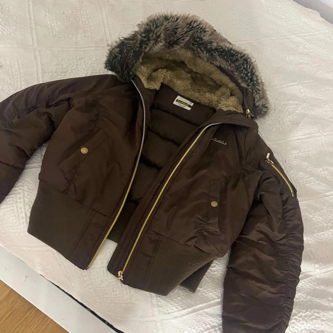 Brun pufferjacka med fuskpäls y2k