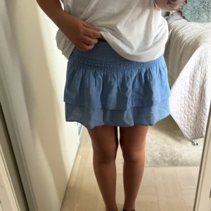 Så snygg kjol från mango  - Säljer denna Såå snygga kjol från mango i storlek S!!🩵 Kjolen är knappt använd och i toppen skick säljer för endast 150 kr🥰🥰🥰