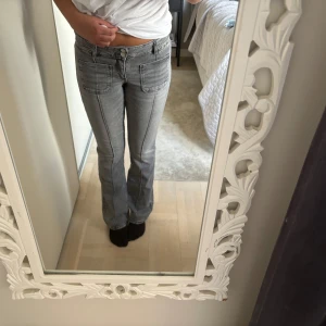 Såå coola jeans  - Säljer dessa så snygga jeans från Gina tricot i storlek S/36!! Jeansen är knappt använda och i toppen skick säljer för endast 150 kr!!🩷🩷