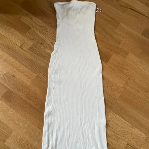 Vit klänning - Vit tubklänning, aldrig använd🤍