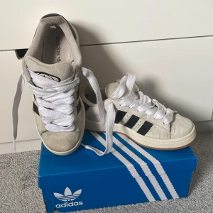 Beigea Adidas Campus 00s W - Tja!•Säljer dem här fin fina Adidas Campus skorna•Storlek38•Färg Beigea med svarta detaljer•Skick 8/10•Nypris cirka 1100kr nu endast 550kr• Hör av er vid minsta lilla fråga eller fundering! 