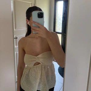Beige bandeau tubtopp med spets - Använd några gånger är i bra skick 