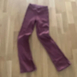 3-pack ribbade bootcut byxor en från Zara och de andra två från lager 157 - Säljer tre par ribbade bootcut byxor den vinröda är från Zara i storlek 128, och de andra två är från lager 157 i storlekerna 130. Färgerna är vinröd, ljusrosa och ljusgrön. Byxorna har hög midja och är stretchiga, perfekta för en chill och trendig look. 120 kr för alla tre. Pris kan diskuteras!