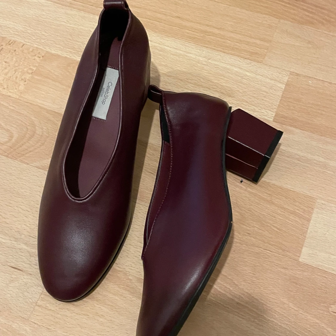 Vinröda pumps med blockklack - 2