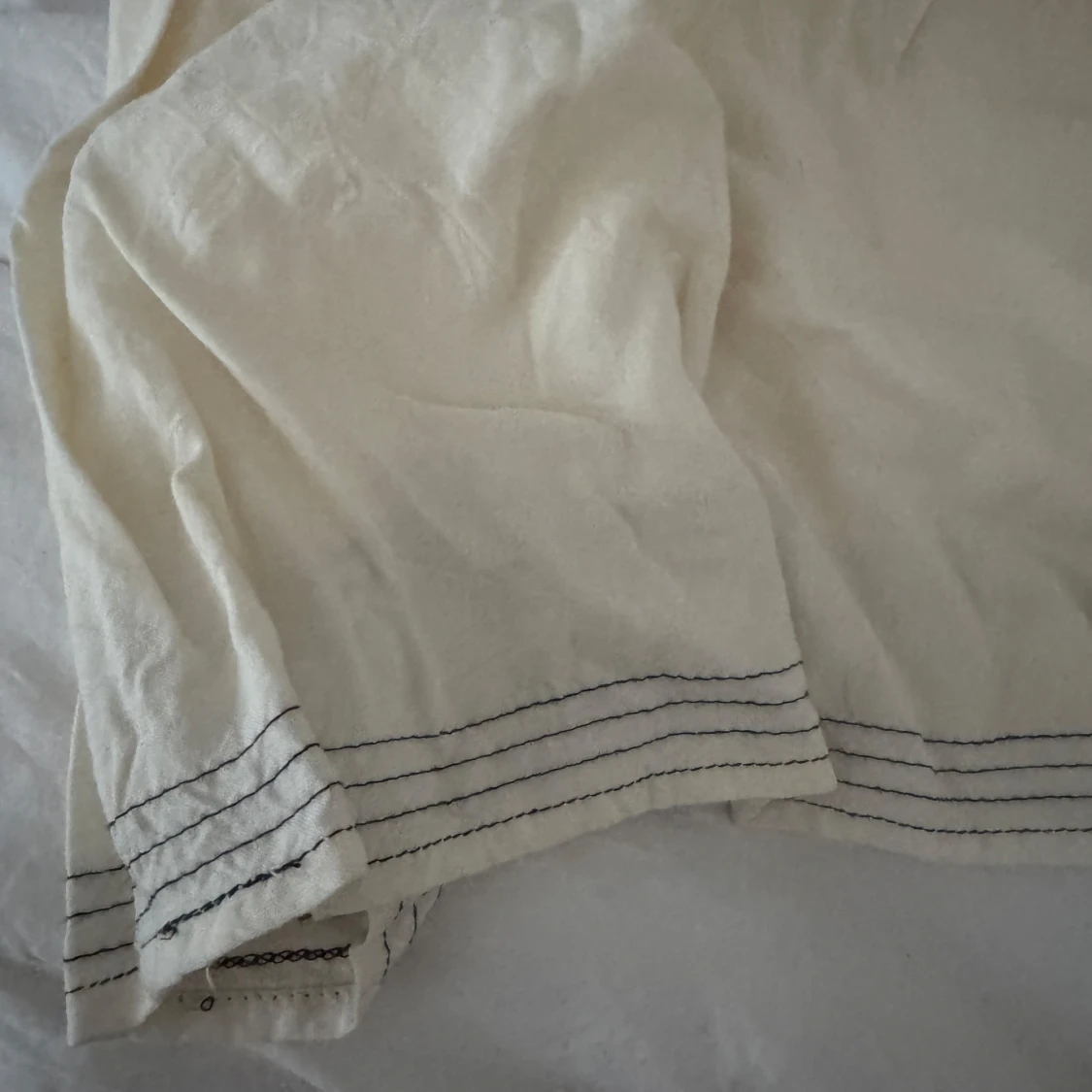 Vit långkjol med svarta fina sömmar längst ner på kjolen - 3