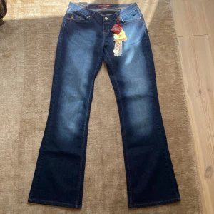 Jeans - Suupersnygga jeans från blend med snygga bakfickor! Lågmidjade och helt nya, säljer då de inte passar💓 innerbenslängd: 80, midjemått 37 cm