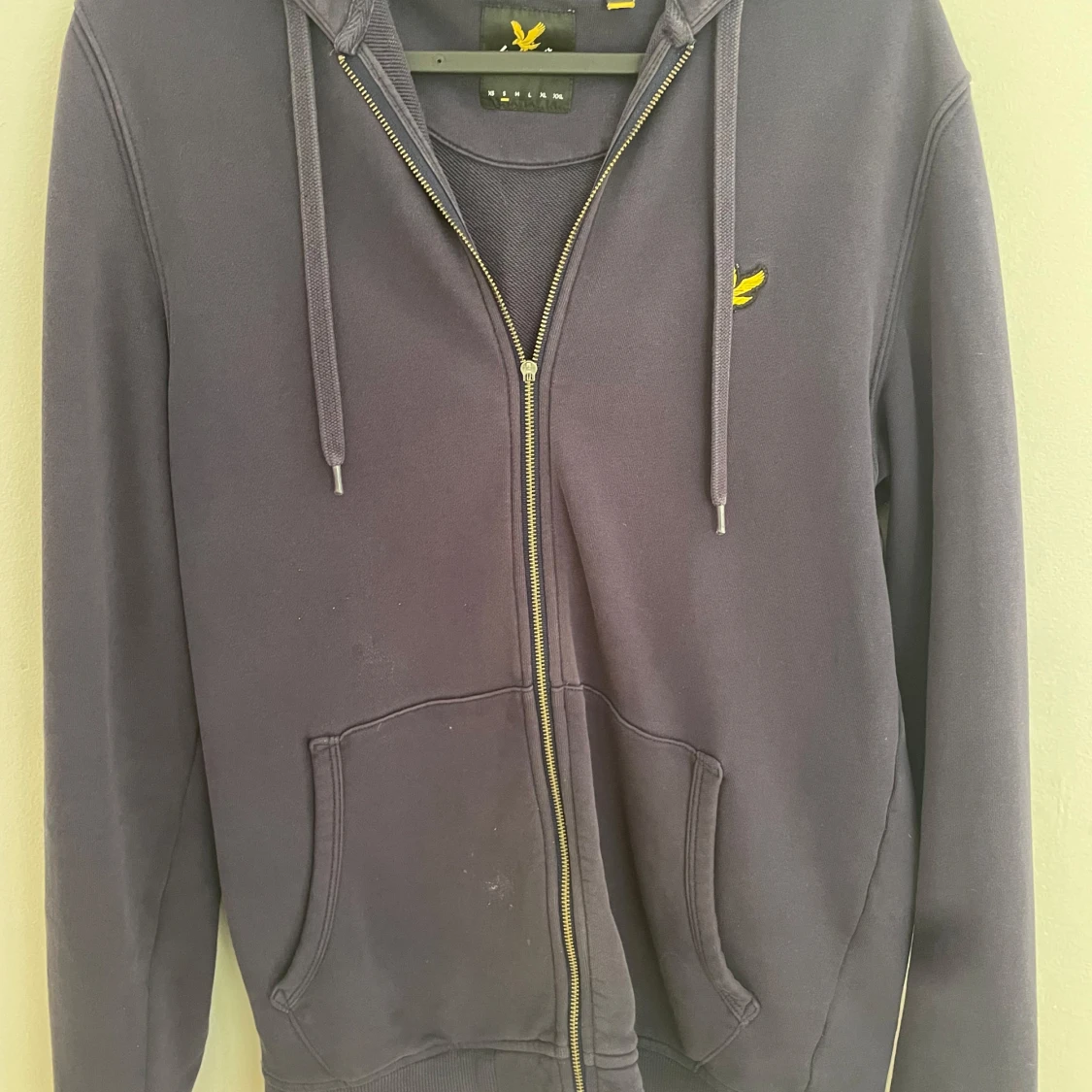 Mörkblå hoodie från Lyle & Scott