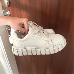 Sneakers - Skor som liknar eytys i modellen Odessa, älskar modellen! Endast använda 2 gånger så bara lite smutsiga🌸🤗andra snören kommer med