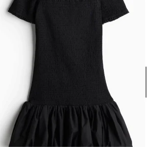 Svart offshoulder hm klänning  - Supersöt svart kortklänning med offshoulder och smockad överdel, det är en ballongklänning från hm som är helt slutsåld💕💕(andra bilden är lånad!!!) aldrig använd 