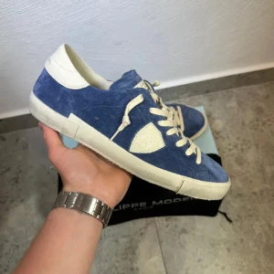 HELT NYA blåa Philippe model  - HELT NYA blåa Philippe model || Storlek 42 || Mitt pris 2299kr || Box och Dustbag medföljer || Tveka inte på att höra av dig vid frågor eller funderingar 