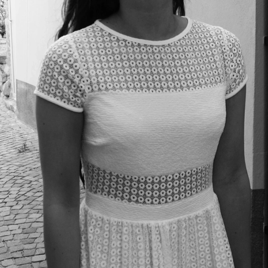 Vit kortklänning med spetsdetaljer från Italien