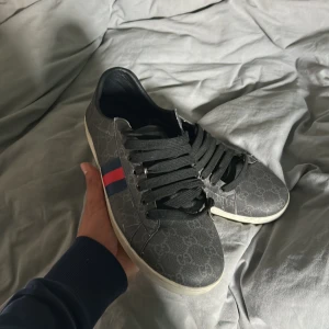Gucci ace skor - Gucci ace skor i okej skick| Har inget og därav priset| Priset kan diskuteras lite om de blir en snabb affär| Hör av er vid fler funderingar|