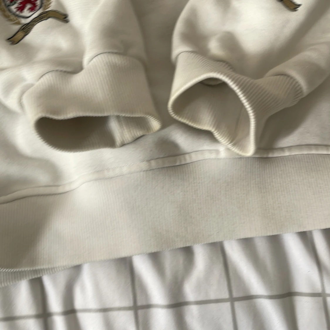 Vit hoodie Tommy Jeans med brodyr - 3