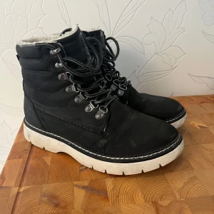 Svarta boots från North med foder - Svarta boots från North med mjukt ljust foder på insidan. Använda men i super fint skick! 