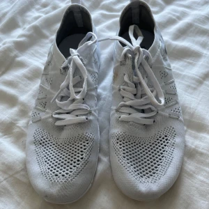 Vita Nfinity cheerskor - Säljer ett par topp skor som aldrig är använda bara provade, ena cheerskon fick en sminkfläck på sig då skorna kom hem och jag skulle testa de men inget som märks på mattan! Storlek 8 som jag själv skulle säga är 37/39 något sådant 🥰