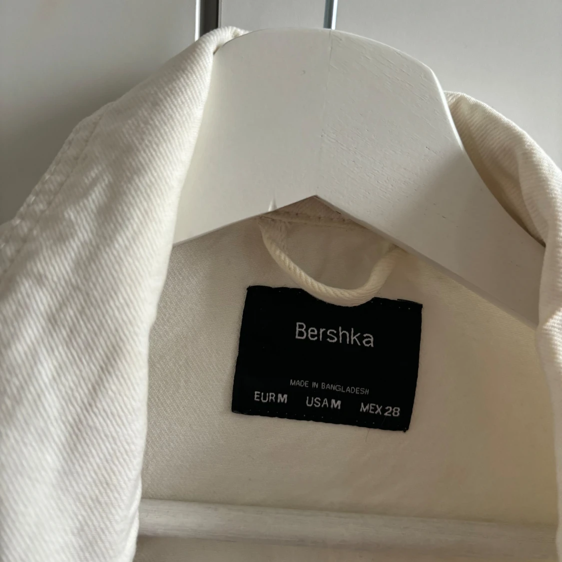 Beige croppad jacka från Bershka - 2