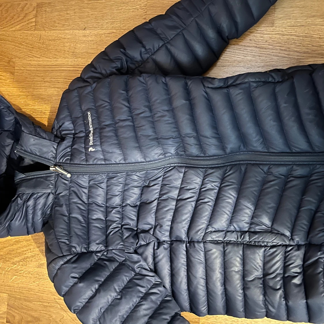 Svart dunjacka från Peak Performance