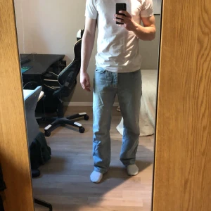 Ljusblå jeans från Just Junkies - De har en avslappnad straight passform och är tillverkade i denim. Perfekta vår/sommar byxor😊