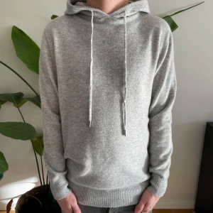 Merinoull Hoodie - En riktigt snygg Merinoull Hoodie i en ljusgrå färg! Storlek M. Aldrig använd, bara testad! Hör av dig vid intresse eller minsta fundering!🌟