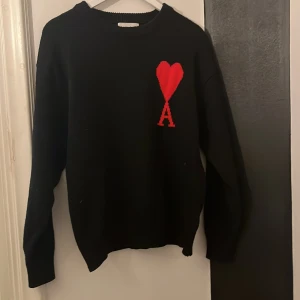 Ami Paris Tröja - Säljer en stilren svart tröja från Ami Paris. Öppen för prisförslag 😁. Vid snabb affär kan jag gå ned någon hundring :)Kontakta mig för frågor eller om fler bilder 😁Snabb frakt 📦 tröjan har två små hål som inte förstör tröjans look. 