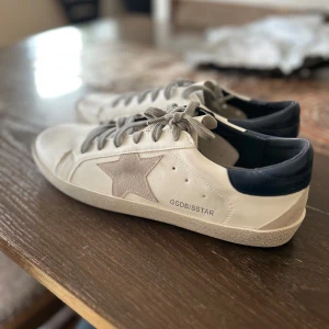 Golden goose Sneakers - Golden goose sneakers för billigt, familj medlem ville tyvärr inte ha dem längre, så fick, därför jag säljer för billigt, oanvända, nypris är runt 6000kr