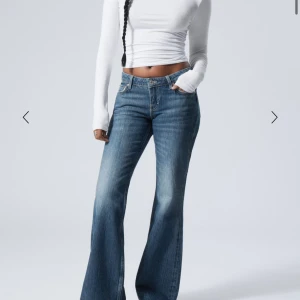 Blå bootcut jeans - Snygga fina bootcut jeans med låg midja. Från weekday i modellen Nova, i färgen trove blue🤌🏼🤌🏼🤌🏼 w26 L32. Jag är 164 cm men har sprättat upp de lite där nere