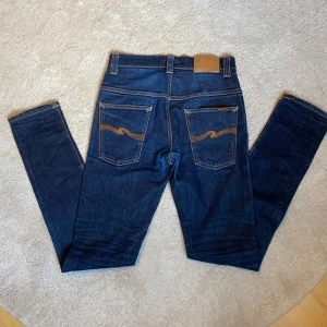 Nudie jeans - Tjena! Säljer ett par riktigt feta nudie jeans i blå färg! Storleken är W31 L34. Den har en liten defekt där bak men det är absolut ingen som är märkbart. PRIS KAN DISKUTERAS!