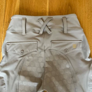 Beiga ridbyxor, ny skick.  - Intressekoll.  mina beiga Maya delorez byxor som är helt nya, använda 1 gång. Nypris: 1299,! kontakta för mått och mer bilder.        Började på 300 HÖGSTA BUD LAGT PÅ 525