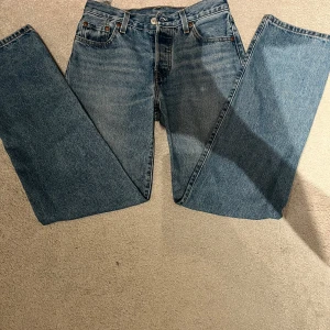 Helt nya 501 Levis jeans! - Hej, nu säljer jag mina helt nya 501 jeans. Dom har aldrig kommit till användning och där av säljer nav dom. Storlek är 25/32. Tveka inte på att höra av dig om du är intresserad!
