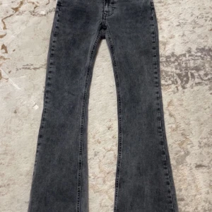 Grå bootcut jeans från Perfect Jeans -  Dom är i toppen skick har endast testat de EN GÅNG!! De är pris som nyköpta, ordinare pris är 500 men söker för 149 kr!!Snygga grå bootcut jeans från Perfect Jeans. De har en klassisk femficksdesign och en knappgylf. Perfekta för en stilren look. Köpt från Gina tricot 