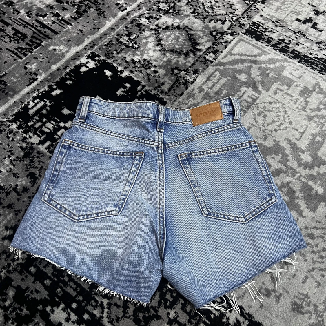 Blå jeansshorts från Weekday - 1