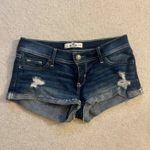 Jeans shorts  - Säljer dessa jeans shorts från hollister därför att de har blivit för små jeansen är i jättebra skick och har inga defekter. Midjemått:36cm rakt över. Skriv om ni vill diskutera pris eller har andra frågor💕💕