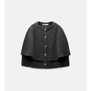 Mörkgrå cape från Zara - Snygg mörkgrå cape från Zara med knappar framtill. Använd ca 3 gånger, så inga defekter. Köpte för 559
