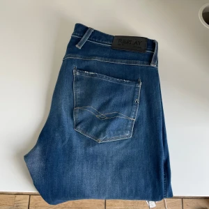 Replay anbass - Tjena, säljer mina Repaly Jeans i den trendiga modellen Anbass . Jeansen är i bra skick och sitter slim fit, cond 7/10. Nypris: 1899kr, hör av er vid minsta intresse//Vilmer