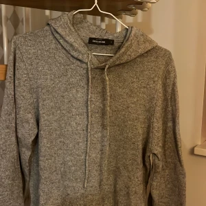 Grå stickad hoodie från Dressmann - Ullblandad hoodie från dressmann som jag bara använt någon gång.