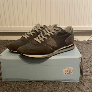 Philippe Model  Trainers - Säljer mina Philippe Model trainers då jag är sugen på något nytt. De är i riktigt bra skick men har en slitning på baksidan på det gröna, annars riktigt fräscha skor. Låda och tag finns och fås med. Skriv för mer bilder eller info. Kan gå ner i pris vid snabb affär  